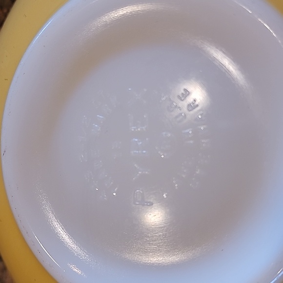 Vintage Pyrex Yellow 443 Cinderella Bowl - Picture 7 of 8